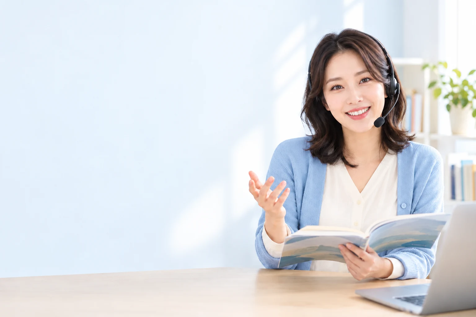 헤드셋을 착용하고 영어 교재를 펼쳐 든 밝은 미소의 여선생님을 표현한 AI 이미지